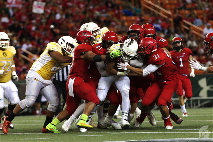 (Matthew Kawamoto | Trojan Times) Running Back Vavae Malepeai (12) rushed 16 times and ran a total of 92 yards.
Despite this, Kahuku’s defense was solid, shutting down any attempts at a touchdown.
Kahuku toppled the defending OIA champions, 7-20.