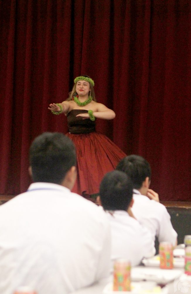 Jannah Kalai | Trojan Times Alyanie Jennings (11) was one of many who performed a hula dance for the Miyazaki students in a welcome ceremony showcasing Hawaiian culture.