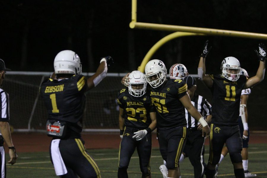 Mililani carries the momentum into the 4th quarter, Alcover rushing his second touchdown setting the score 27-19.